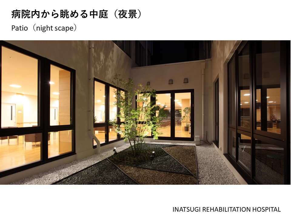4.病院内から眺める中庭（夜景）
