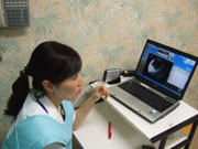 VF検査の様子2 スタッフが画像診断をしています。 VF検査の様子2 スタッフが画像診断をしています。