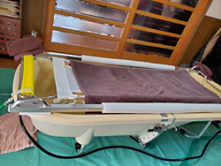 給湯・排水ホースを引き込み、浴槽に身体を支えるネットを張って準備完了の画像 給湯・排水ホースを引き込み、浴槽に身体を支えるネットを張って準備完了の画像
